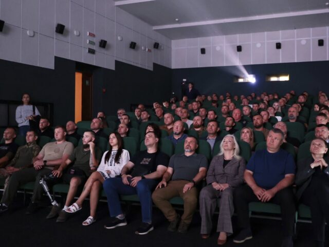 У кінотеатрі «Родина» відбулася премʼєра документального фільму про поліцейських «35 днів оборони Торецька»