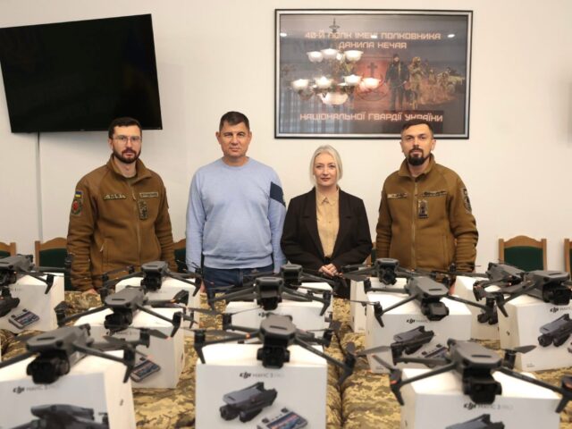 Перша заступниця начальника ОВА Наталя Заболотна передала для військовослужбовців 14-тої бригади оперативного призначення НГУ «Червона калина» 100 антитепловізійних пончо-плащів та 15 квадрокоптерів DJI Mavic 3 Pro.