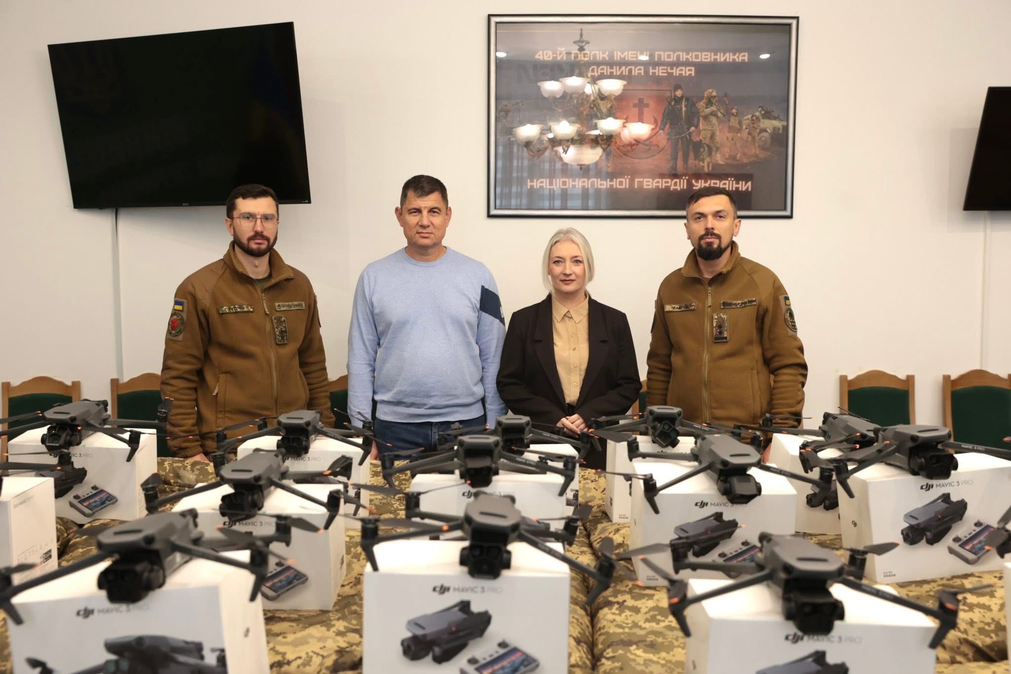 Перша заступниця начальника ОВА Наталя Заболотна передала для військовослужбовців 14-тої бригади оперативного призначення НГУ «Червона калина» 100 антитепловізійних пончо-плащів та 15 квадрокоптерів DJI Mavic 3 Pro.