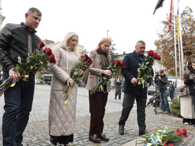 На Вінниччині Перша заступниця начальника ОВА Наталя Заболотна разом із Віцеспікеркою Верховної Ради України Оленою Кондратюк схилили голови у пам’яті за загиблими Захисниками і Захисницями України та всіма жертвами російської агресії.