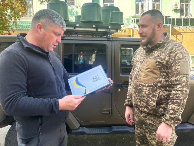 Під час робочого візиту на Донеччину, заступник начальника ОВА Олександр ПІЩИК зустрівся з Героєм України Олегом Мироненко – полковником, командиром в/ч 3028 НГУ бойової бригади «Червона Калина».