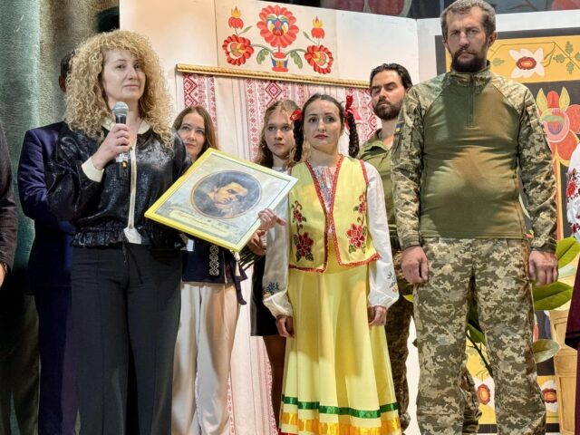 Учасники бойових дій та члени їх родин зіграли акторські ролі у виставі «Мартин Боруля» (за І. Карпенком-Карим) Барського міського художнього аматорського театру.