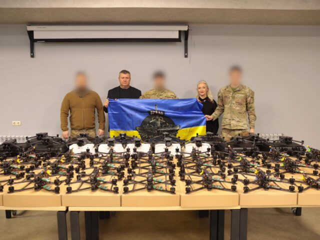 Перша заступниця начальника ОВА Наталя Заболотна та голова Вінницької обласної Ради Вячеслав Соколовий передали одному з підрозділів Головного управління розвідки квадрокоптери