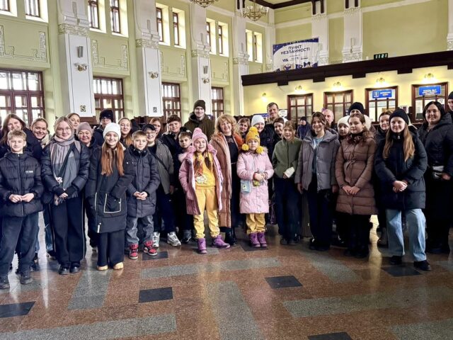34 дитини із громад Жмеринського району вирушили сьогодні, у День Святого Миколая на відпочинок у табір на 21 день.