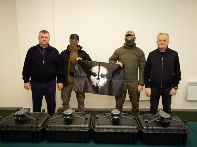 Заступник начальника ОВА Сергій Здітовецький та голова обласної Ради Вячеслав Соколовий передали бійцям однієї з військових частин Головного управління розвідки МОУ сучасне технічне обладнання.