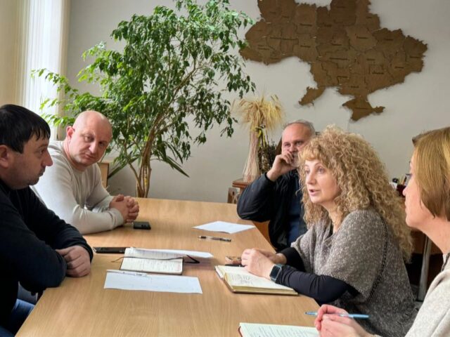 У зв’язку із погіршенням погодних умов, складними наслідками обледеніння пошкоджена значна кількість електроліній у районі.