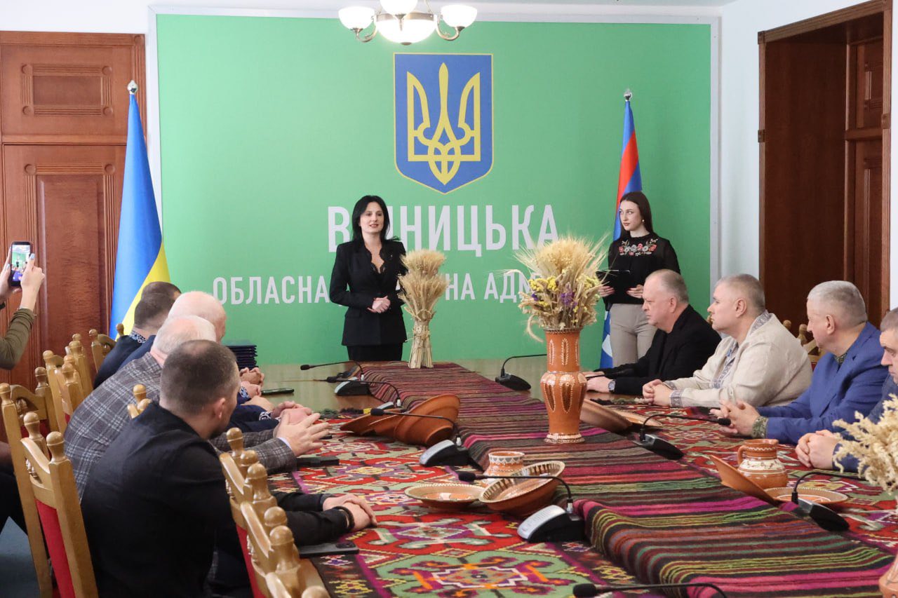 У Вінницькій ОВА народна депутатка України Ірина Борзова вручила високі державні відзнаки тим, хто сьогодні є надійним тилом нашої держави