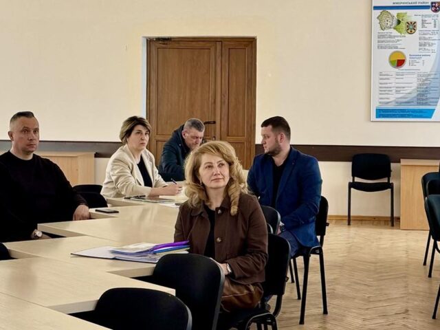 Начальниця Жмеринської районної військової адміністрації Цимбал Інна спільно із відповідальними працівниками районної військової адміністрації та громадами району в онлайн-режимі долучилася до засідання платформи «Діалог з громадами» у межах роботи Конгресу місцевих та регіональних влад при Президентові України.