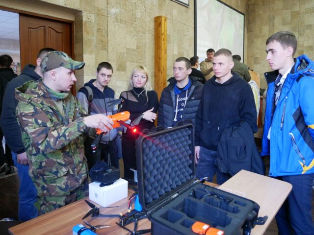 Студентську молодь Вінниччини продовжують знайомити з курсом підготовки до національного спротиву