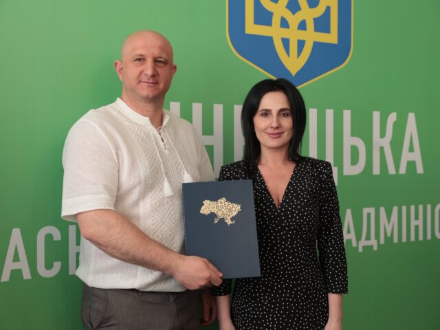 У Вінницькій ОВА народна депутатка України Ірина Борзова вручила відзнаки Верховної Ради України вінничанам, які щодня працюють на благо України