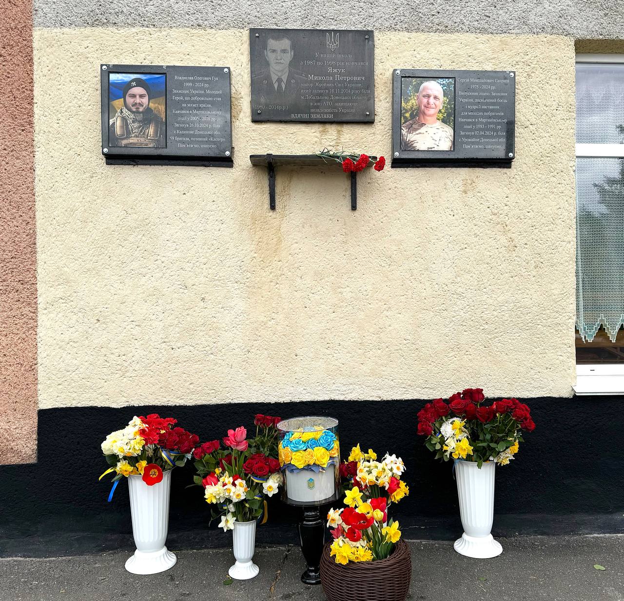 У Мартинівській школі Жмеринської територіальної громади відкрили та освятили меморіальні дошки