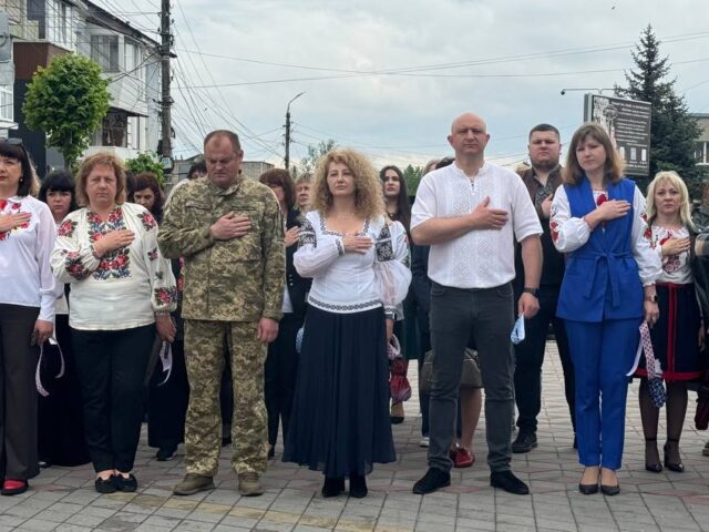 «Вишита стрічка памʼяті» у День Вишиванки – знак єдності поколінь, вдячності, незламності та духовного зв’язку з тими, хто боронив і боронить Україну