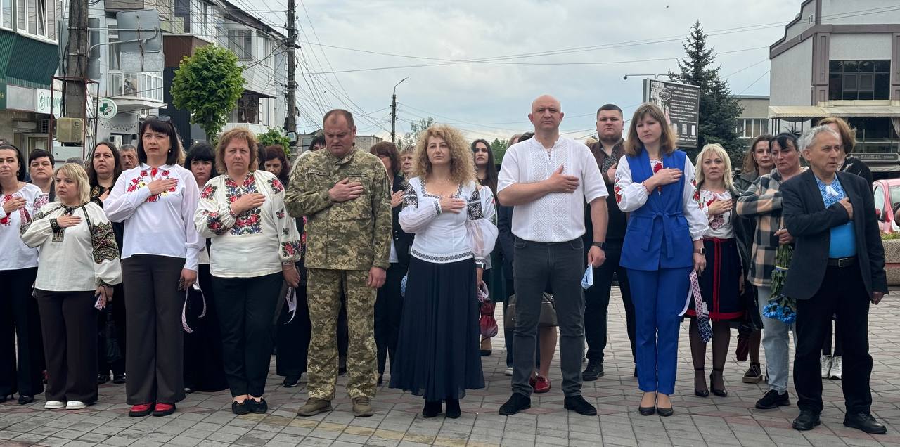 «Вишита стрічка памʼяті» у День Вишиванки – знак єдності поколінь, вдячності, незламності та духовного зв’язку з тими, хто боронив і боронить Україну