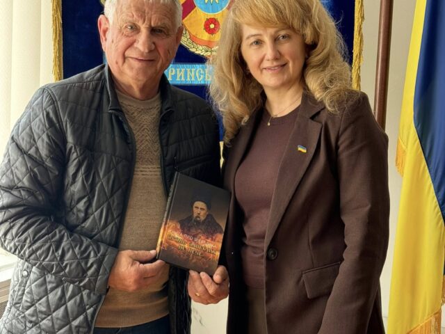 Начальниця Жмеринської районної військової адміністрації Цимбал Інна зустрілася з письменником, педагогом, краєзнавцем та керівником літературно-мистецького об’єднання Володимиров Горлеєм, який презентував нові видання.