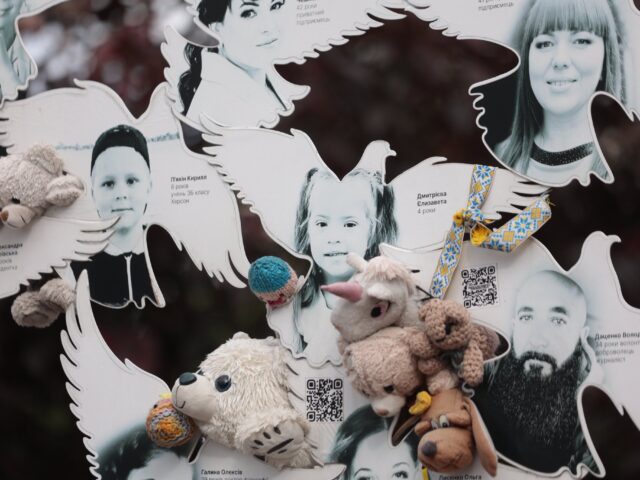 Біля пам’ятного знака «Жертвам ракетних ударів» у Вінниці лунає передзвін дзвіночків. Він став голосом тих, чиє життя назавжди забрала росія…