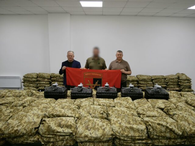 Для 32 окремої механізованої бригади передали 5 DJI Matrice 4T та 200 антитепловізійних плащів.