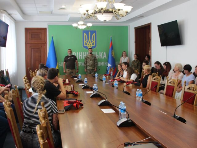 Заступник начальника ОВА Денис Столяренко вручив родинам полеглих Захисників державні нагороди (посмертно).
