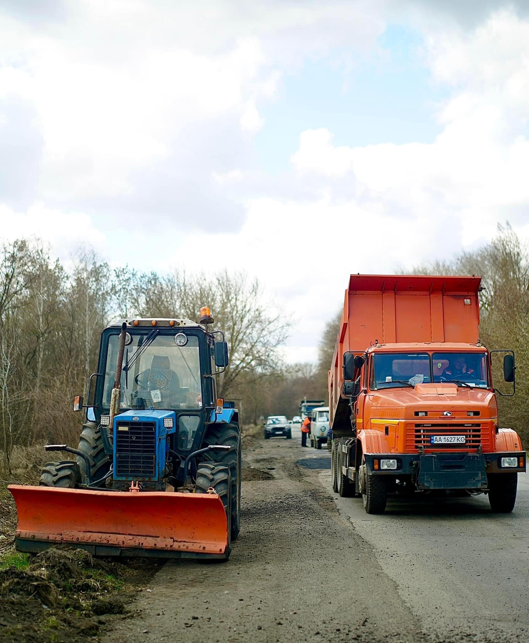 Дорожники Вінниччини продовжують працювати: ремонтують 8 автошляхів державного значення в області