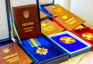 Президент України Володимир Зеленський відзначив українських Захисників та Захисниць державними нагородами.