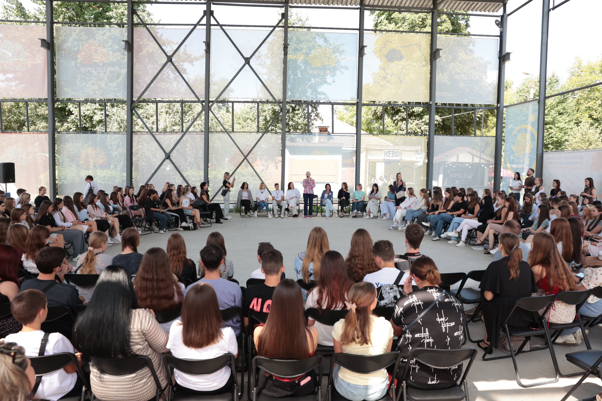 Перша заступниця начальника ОВА Наталя Заболотна разом народною депутаткою України Іриною Борзовою зустрілася з молоддю Вінниччини