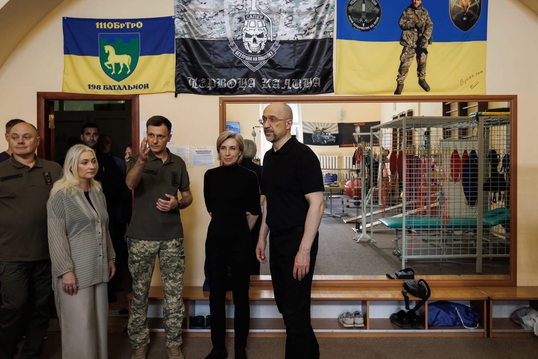 Сьогодні на Вінниччині Міністр оборони України Денис Шмигаль та заступник Керівника Офісу Президента України Ірина Верещук відвідали центри, де проходять реабілітацію та відновлення наші військовослужбовці, звільнені з полону.