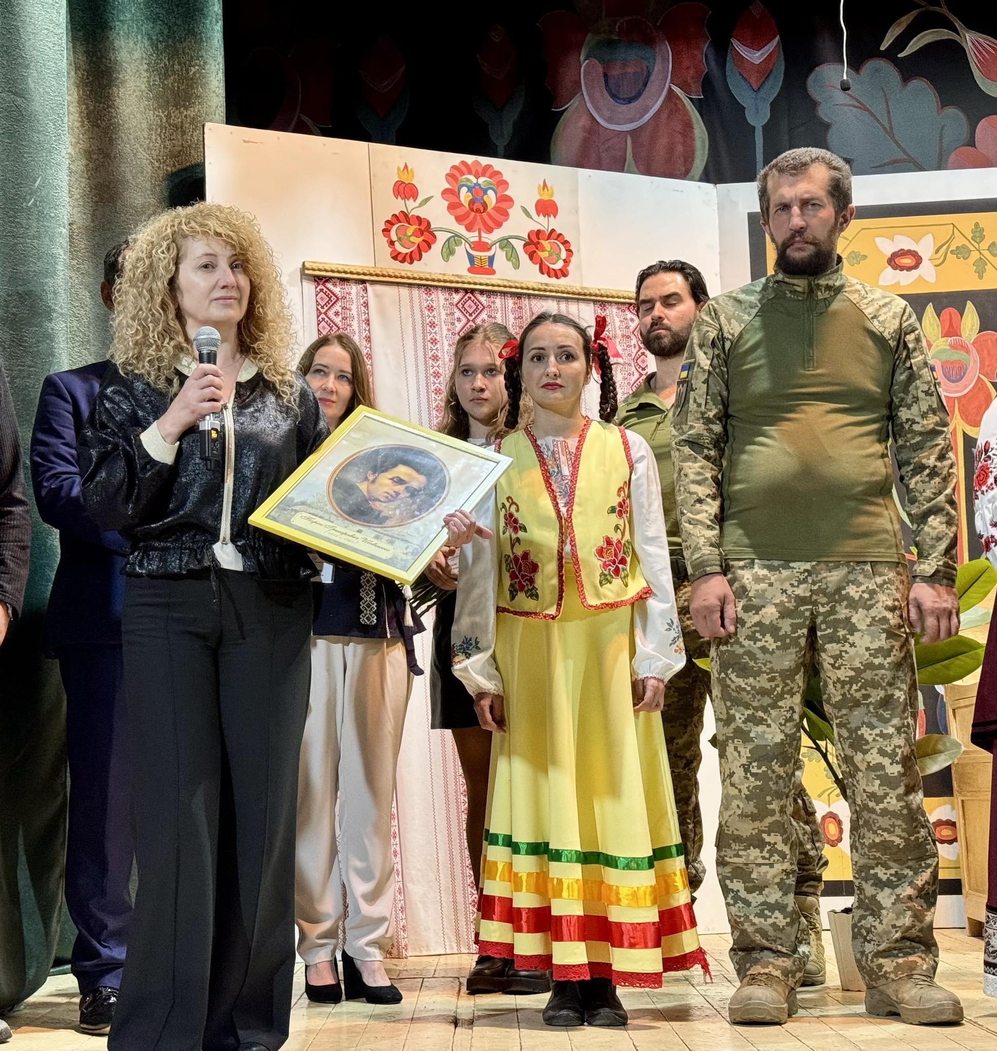 Учасники бойових дій та члени їх родин зіграли акторські ролі у виставі «Мартин Боруля» (за І. Карпенком-Карим) Барського міського художнього аматорського театру.