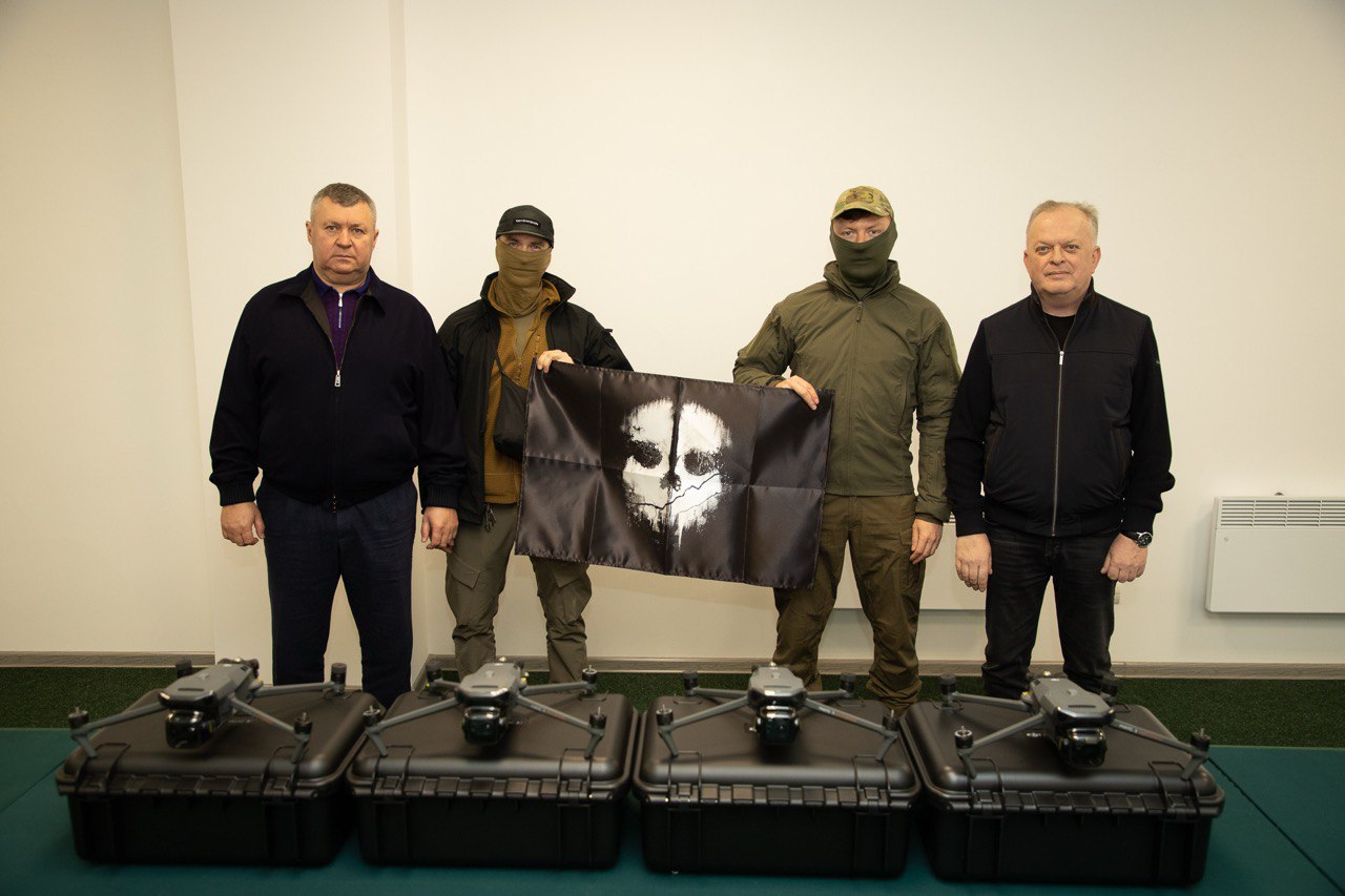 Заступник начальника ОВА Сергій Здітовецький та голова обласної Ради Вячеслав Соколовий передали бійцям однієї з військових частин Головного управління розвідки МОУ сучасне технічне обладнання.