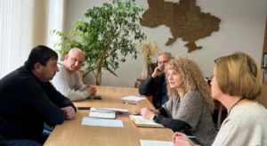 У зв’язку із погіршенням погодних умов, складними наслідками обледеніння пошкоджена значна кількість електроліній у районі.