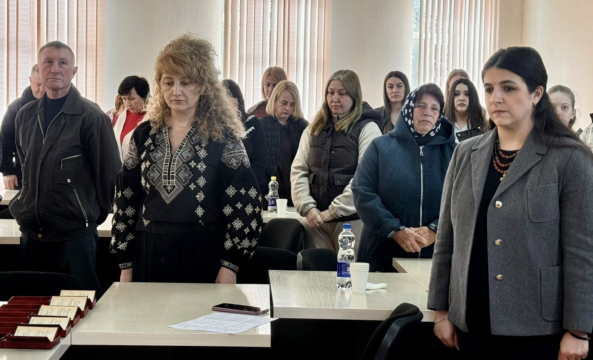 Начальниця Жмеринської районної військової адміністрації Цимбал Інна вручила сімом родинам Героїв посмертні державні нагороди.