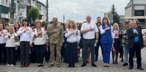 «Вишита стрічка памʼяті» у День Вишиванки – знак єдності поколінь, вдячності, незламності та духовного зв’язку з тими, хто боронив і боронить Україну