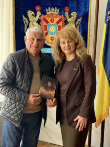Начальниця Жмеринської районної військової адміністрації Цимбал Інна зустрілася з письменником, педагогом, краєзнавцем та керівником літературно-мистецького об’єднання Володимиров Горлеєм, який презентував нові видання.