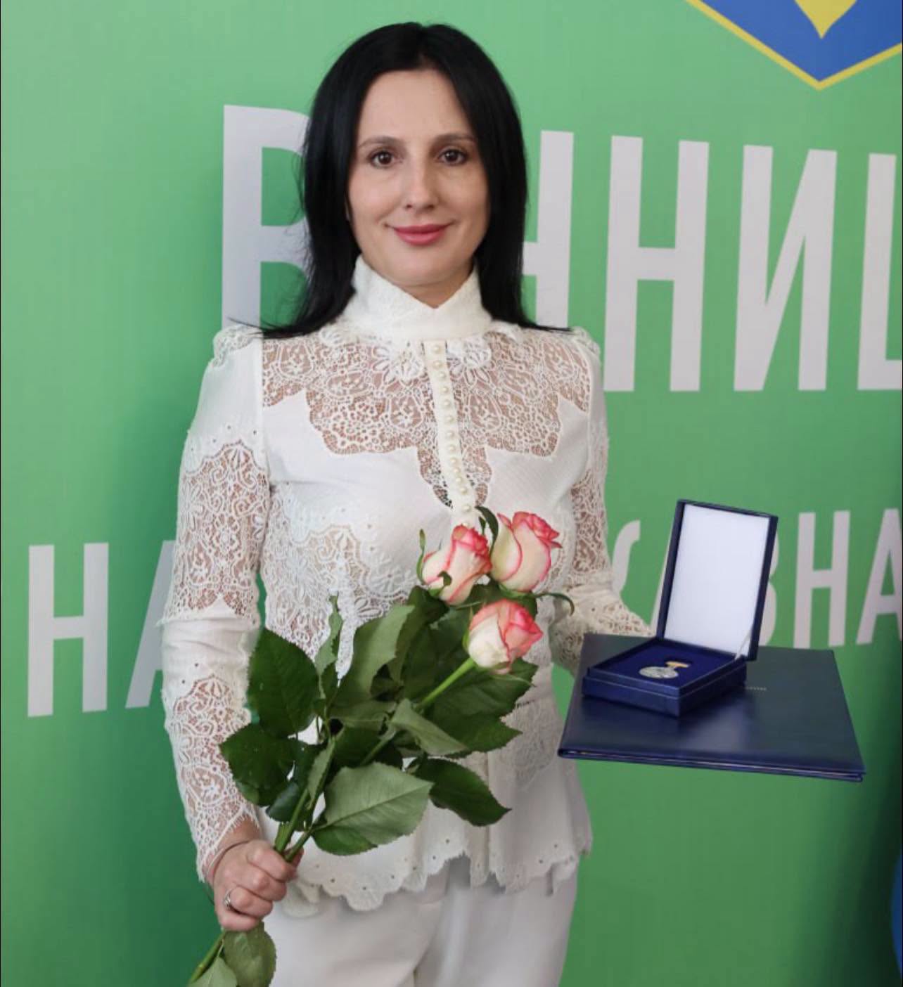 У Вінницькій ОВА народна депутатка України Ірина Борзова вручила відзнаки Верховної Ради України людям, які своєю щоденною працею зміцнюють Україну