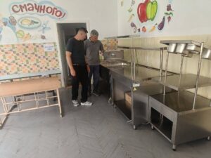 На виконання доручення начальника Жмеринської районної військової адміністрації Цимбал Інна здійснив робочий візит до Барського ліцею N4 Барський ліцей #4 в Барській громаді з метою оцінки готовності закладу до впровадження реформи шкільного харчування, яка набуде чинності з початком 2026/2027 навчального року