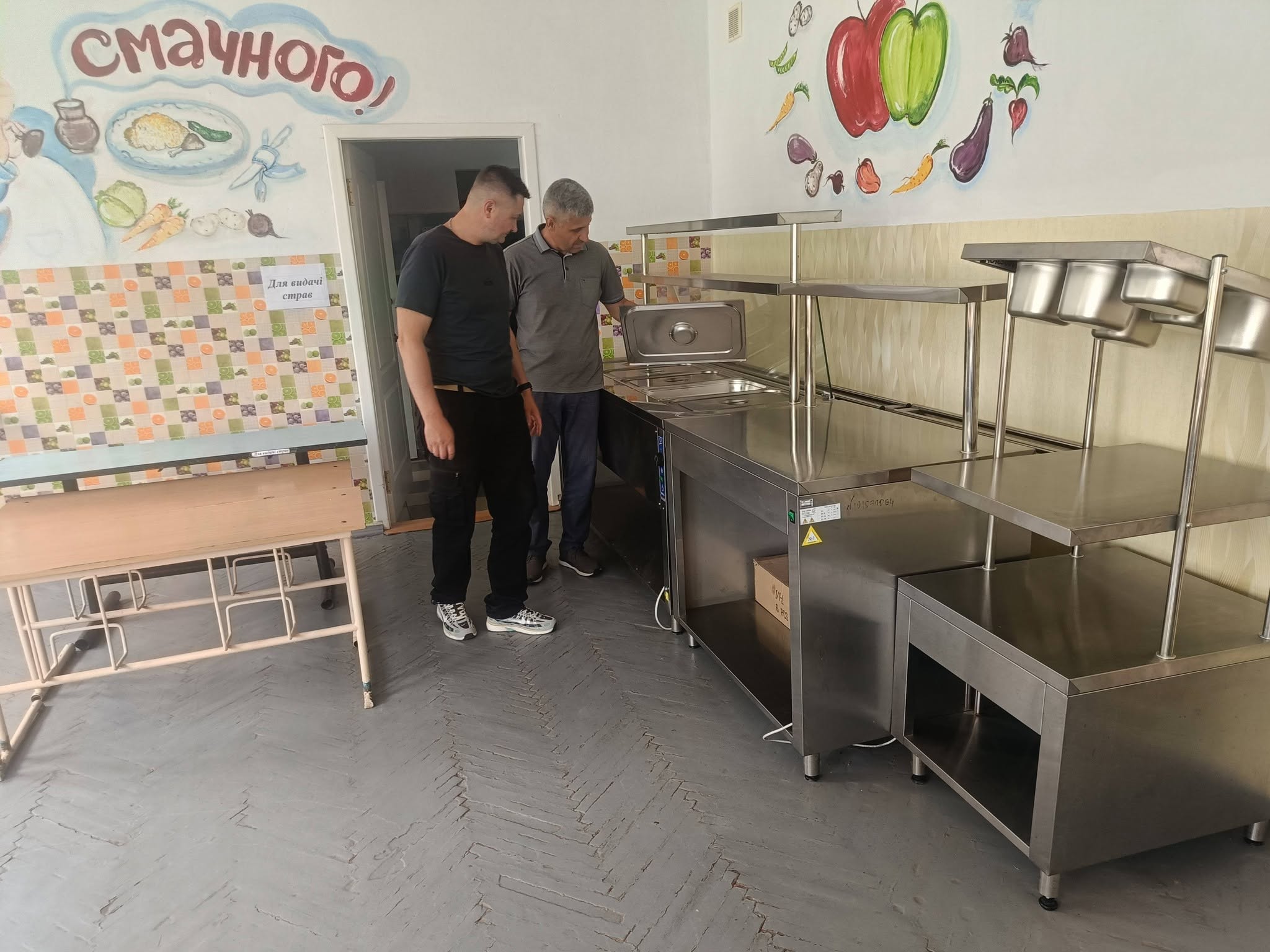 На виконання доручення начальника Жмеринської районної військової адміністрації Цимбал Інна здійснив робочий візит до Барського ліцею N4 Барський ліцей #4 в Барській громаді з метою оцінки готовності закладу до впровадження реформи шкільного харчування, яка набуде чинності з початком 2026/2027 навчального року