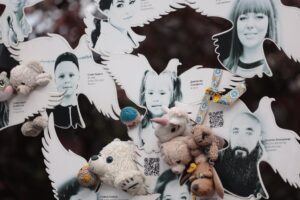 Біля пам’ятного знака «Жертвам ракетних ударів» у Вінниці лунає передзвін дзвіночків. Він став голосом тих, чиє життя назавжди забрала росія…