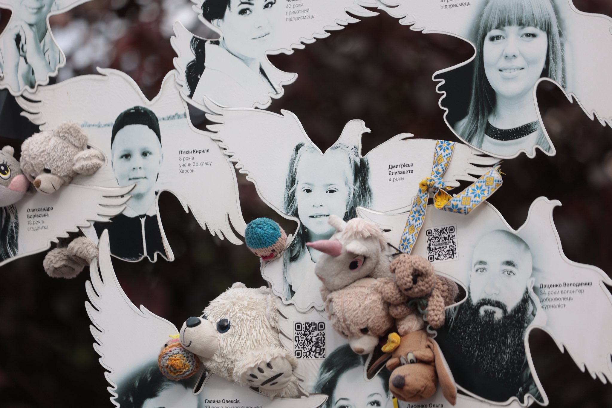 Біля пам’ятного знака «Жертвам ракетних ударів» у Вінниці лунає передзвін дзвіночків. Він став голосом тих, чиє життя назавжди забрала росія…