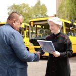 Ще 6 інклюзивних шкільних автобусів передали громадам Вінниччини