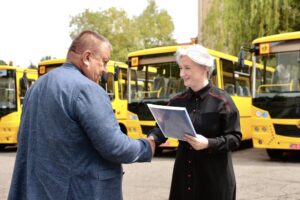 Ще 6 інклюзивних шкільних автобусів передали громадам Вінниччини
