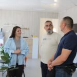 Під час робочого візиту до Барської громади, заступник начальника ОВА Денис Столяренко та директор Департаменту ветеранської політики ОВА Андрій Грачов відвідали салон «POWER SPACE», який заснувала дружина полеглого Захисника України – Наталія Черниш. У 2024 році разом із подругою вони вирішили започаткувати власний бізнес, який сьогодні успішно працює та розвивається у місті Бар