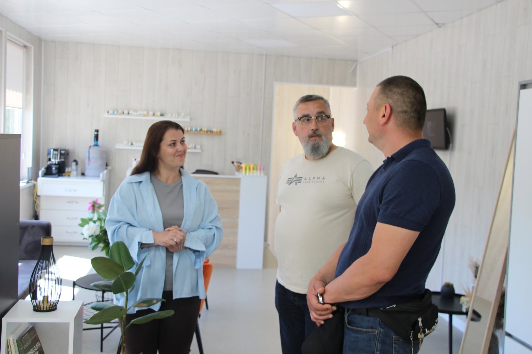 Під час робочого візиту до Барської громади, заступник начальника ОВА Денис Столяренко та директор Департаменту ветеранської політики ОВА Андрій Грачов відвідали салон «POWER SPACE», який заснувала дружина полеглого Захисника України – Наталія Черниш. У 2024 році разом із подругою вони вирішили започаткувати власний бізнес, який сьогодні успішно працює та розвивається у місті Бар