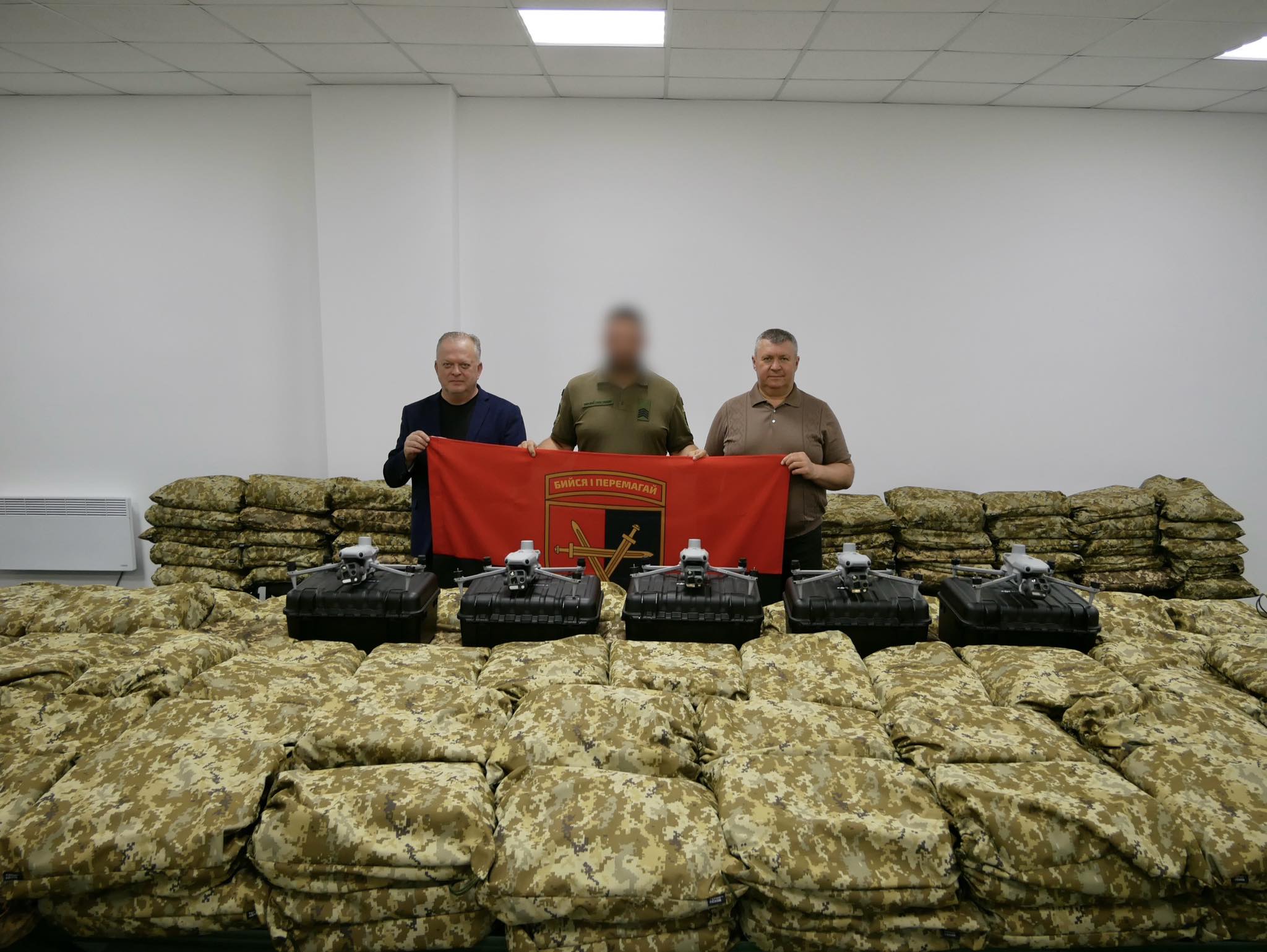 Для 32 окремої механізованої бригади передали 5 DJI Matrice 4T та 200 антитепловізійних плащів.