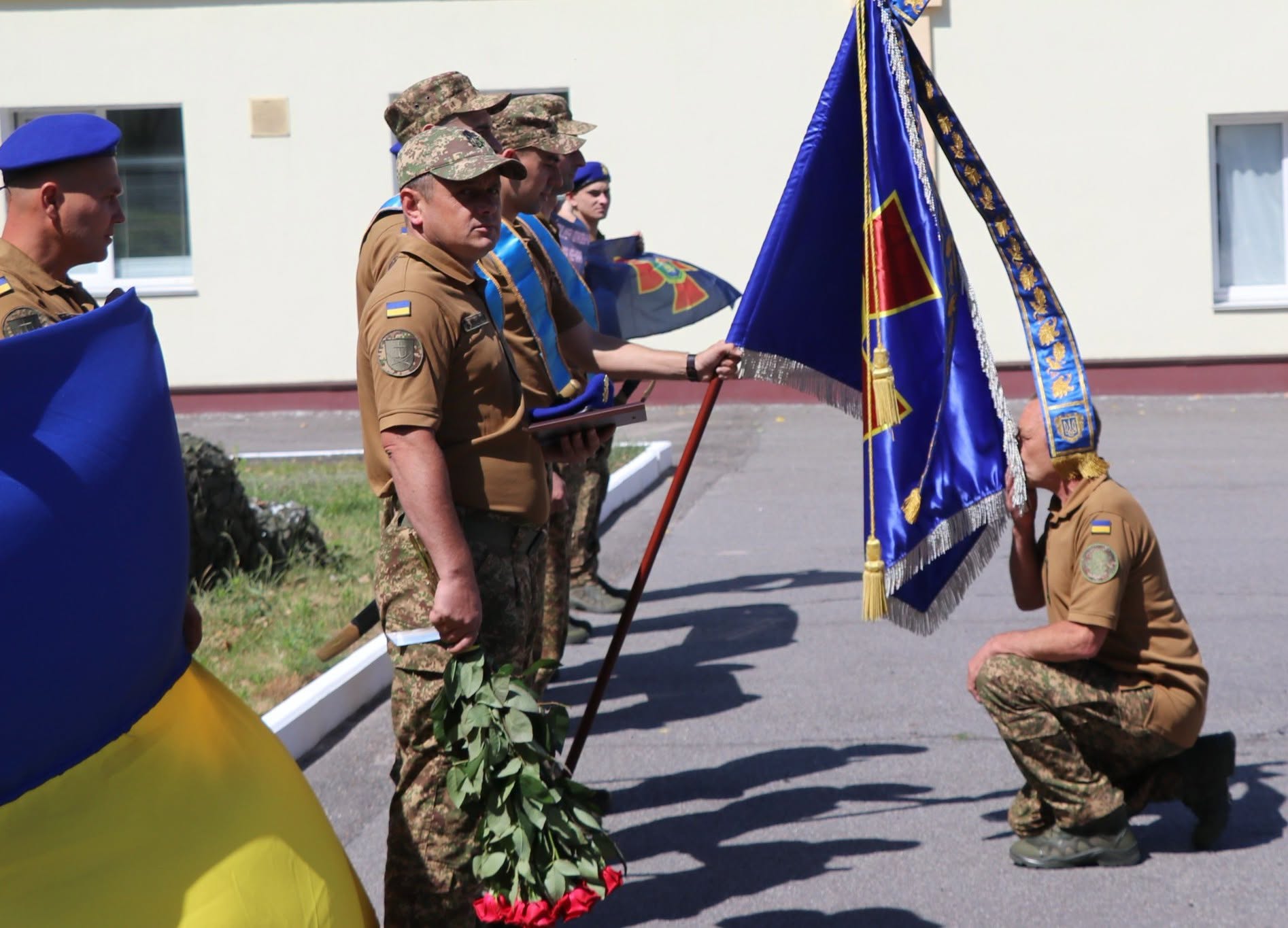 На Вінниччині зустріли звільненого з російського полону військовослужбовця Національної гвардії України Петра Кривенького